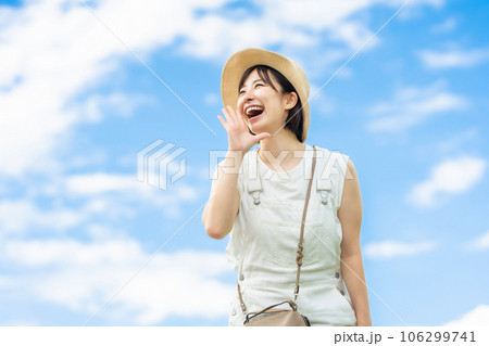 旅行をする女性　旅する女性　休日に出かける女性 106299741