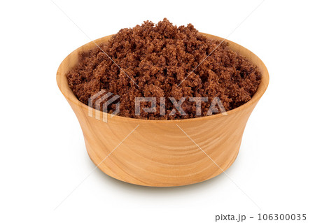 Dark muscovado sugar or Barbados sugar in wooden bowl isolated on white background 106300035