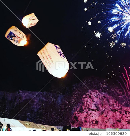 夜空に舞い上がる上桧木内の紙風船 106300620