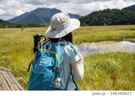 尾瀬ヶ原を歩く女性ハイカー 106300623