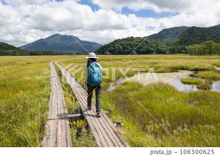 尾瀬ヶ原を歩く女性ハイカー 尾瀬ヶ原を歩く女性ハイカー 106300625