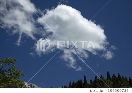 35℃を越える暑すぎる日の青空と白い雲　福島県只見町 106300782
