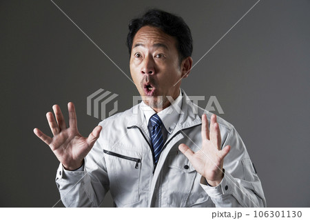 驚くミドルエイジの作業員 黒背景 驚くミドルエイジの作業員 黒背景 106301130