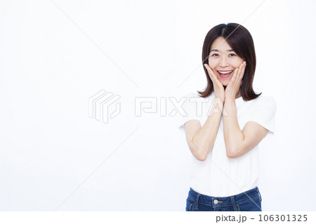 白い背景の前で笑顔でビックリしている30代の女性 106301325