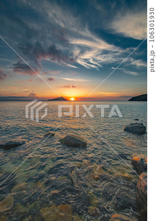 海岸から眺める夕暮れの景色 106301930