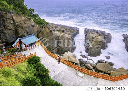 岩窟の中に本殿がある珍しい神社 鵜戸神宮(宮崎県日南市) 岩窟の中に本殿がある珍しい神社 鵜戸神宮(宮崎県日南市) 106301950