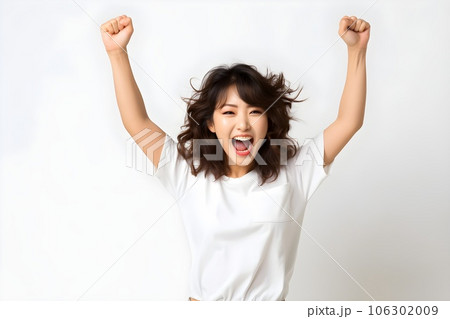 応援をする女性　白背景　AI生成画像 106302009