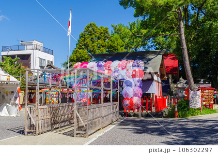 カラフルな風鈴と和傘で飾られた別小江神社・名古屋市 106302297