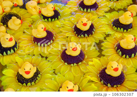 別小江神社の花手水(ひまわりとアヒルの玩具)・名古屋市 別小江神社の花手水(ひまわりとアヒルの玩具)・名古屋市 106302307