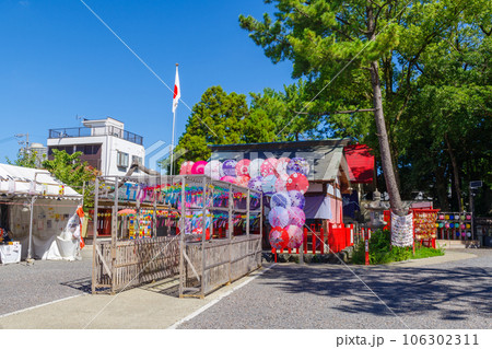 カラフルな風鈴と和傘で飾られた別小江神社・名古屋市 106302311