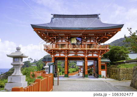 岩窟の中に本殿がある珍しい神社　鵜戸神宮　美しい楼門（宮崎県日南市） 106302477