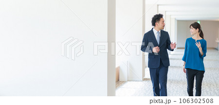 オフィスの通路を歩くビジネスパーソン 106302508