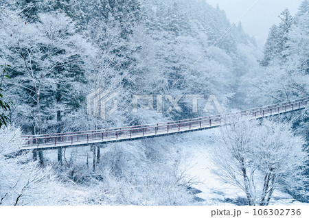 東京 秋川渓谷の雪景色　～石舟橋～ 106302736