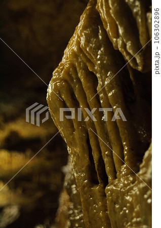 鍾乳洞の鍾乳石 クローズアップ 鍾乳洞の鍾乳石 クローズアップ 106302896