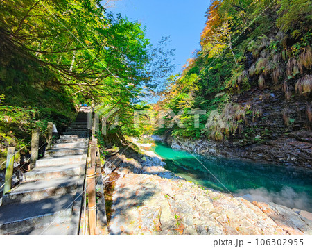 秋の小安峡 106302955