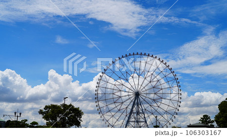 夏の青空とカラフルな観覧車 106303167