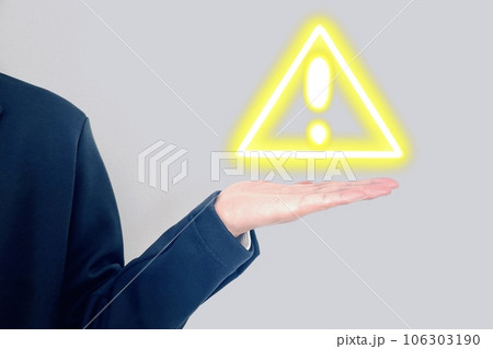 注意を呼びかける男性 間違いポイント 注意を呼びかける男性 間違いポイント 106303190