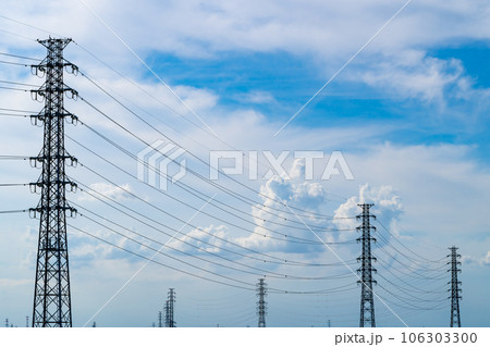 送電鉄塔と夏の午後の空に湧く積乱雲 送電鉄塔と夏の午後の空に湧く積乱雲 106303300