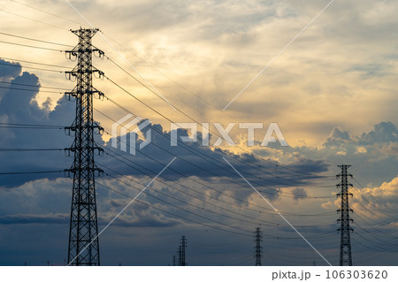 送電鉄塔と夏の夕方の空に湧く積乱雲 c-1 送電鉄塔と夏の夕方の空に湧く積乱雲 c-1 106303620