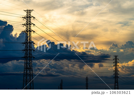 送電鉄塔と夏の夕方の空に湧く積乱雲 c-2 高彩度コントラスト 送電鉄塔と夏の夕方の空に湧く積乱雲 c-2 高彩度コントラスト 106303621
