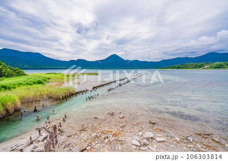 （青森県）恐山・宇曽利山湖から流れ出す三途の川　夏 106303814