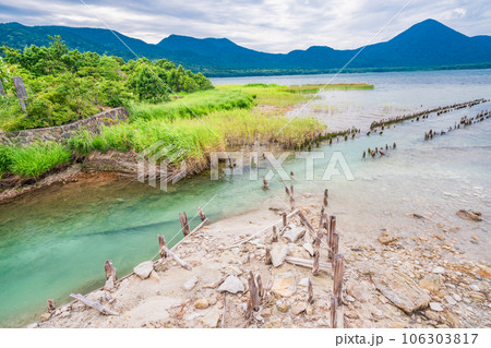 （青森県）恐山・宇曽利山湖から流れ出す三途の川　夏 106303817