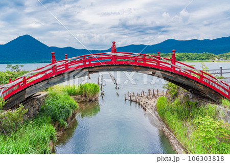 （青森県）恐山・宇曽利山湖から流れ出す三途の川　夏 106303818