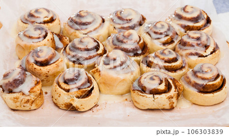 Cinnamon swirls on wooden background 106303839