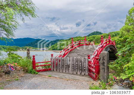 （青森県）恐山・三途の川にかかる太鼓橋　夏 106303977