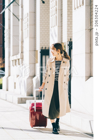 旅行をする女性 106304224