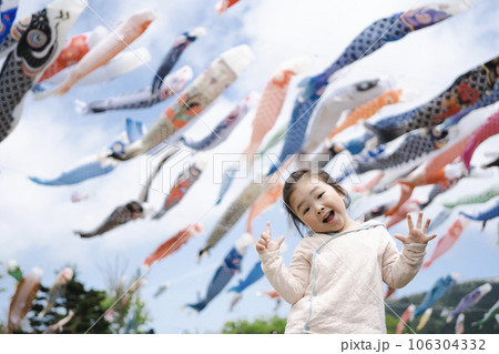 たくさんの鯉のぼりと女の子 たくさんの鯉のぼりと女の子 106304332