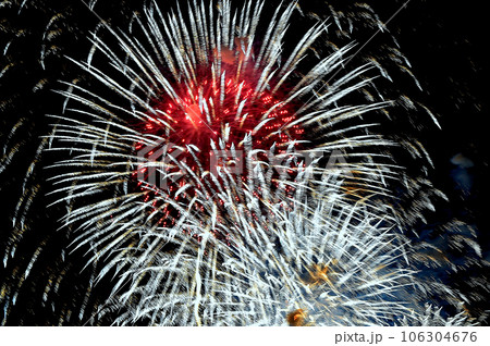 夜空に打ち上がる花火(かごしま錦江湾サマーナイト花火) 夜空に打ち上がる花火(かごしま錦江湾サマーナイト花火) 106304676