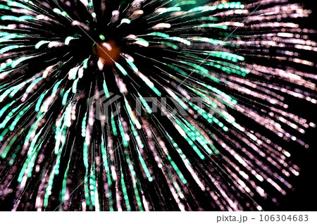 夜空に打ち上がる花火(かごしま錦江湾サマーナイト花火） 106304683