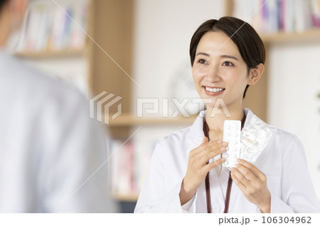 薬の服薬説明をする薬剤師 薬の服薬説明をする薬剤師 106304962