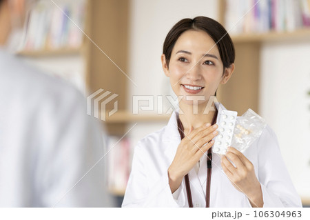 薬の服薬説明をする薬剤師 106304963
