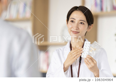 薬の服薬説明をする薬剤師 106304964