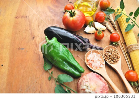 カラフルな野菜とパスタ 106305533