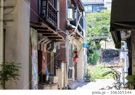 尾道商店街脇の路地 106305544