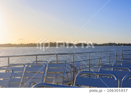 船の中から見るオーストラリア・ブリスベンの夕暮れのビーチ 106305937