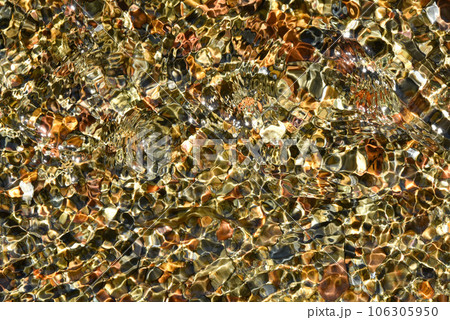 澄んだ透明な川の水 106305950