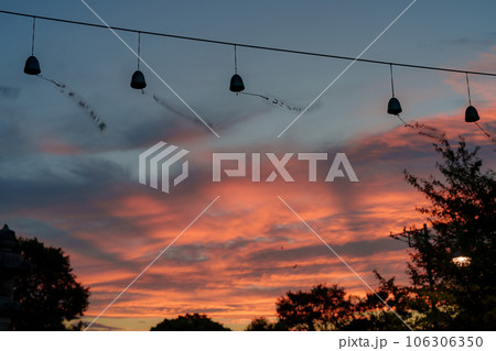 夕暮れと風鈴 106306350