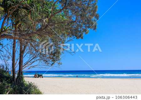 North Stradbroke Islandの浜辺と青空 106306443