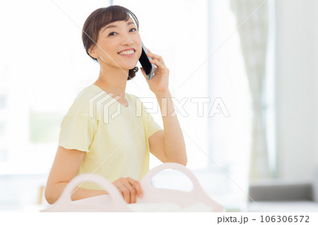 女性 洗濯 携帯電話 リビング 女性 洗濯 携帯電話 リビング 106306572
