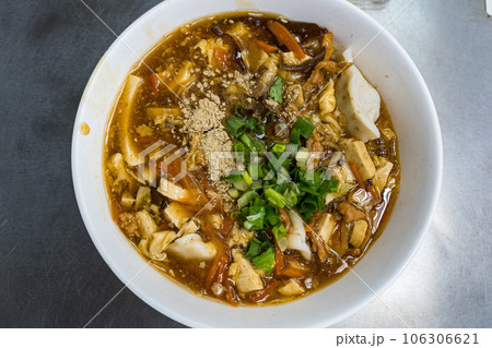 Dumplings in sour and spicy soup 106306621