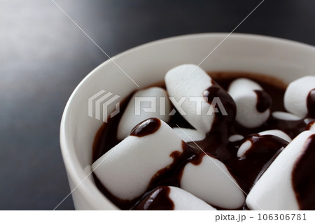 マシュマロとホットチョコレート チョコレートドリンク 106306781