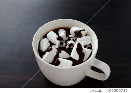 マシュマロとホットチョコレート チョコレートドリンク 106306786