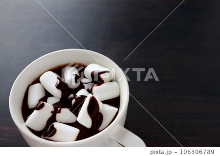 マシュマロとホットチョコレート チョコレートドリンク 106306789