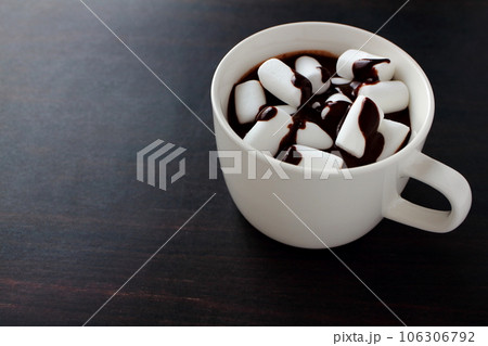 マシュマロとホットチョコレート チョコレートドリンク 106306792