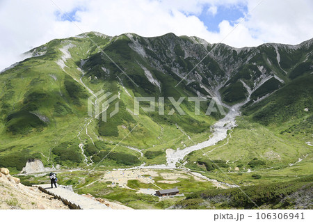室堂平の風景　立山　立山黒部アルペンルート　レジャー　旅行　観光地　景勝地　絶景　夏　室堂　自然 106306941