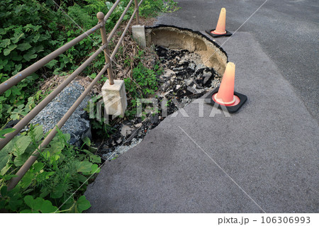 自然災害で壊れた道路 自然災害で壊れた道路 106306993